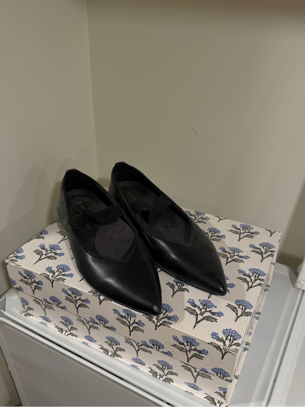 Black Pointed Toe Ballet Flats - Unbranded